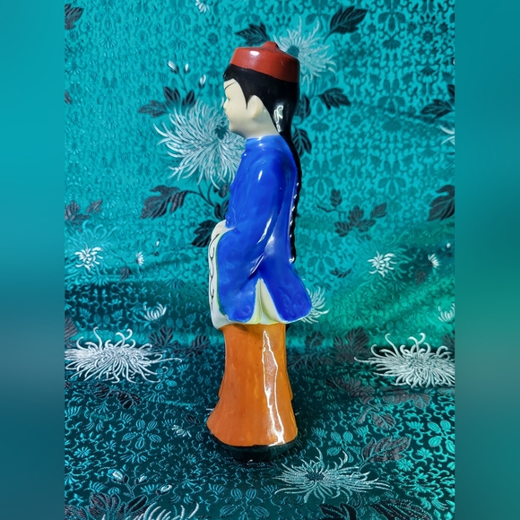 Vintage Porcelain hand painted Asian Man in traditional outfit 7" figurine - Picture 3 of 8